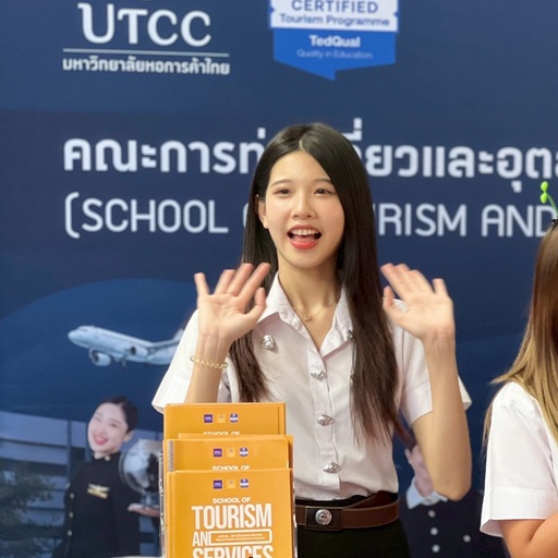 พี่จินนี่ นาขวัญ สาขาการจัดการการท่องเที่ยวและการบริการ จากโรงเรียนทีปังกรวิทยาพัฒน์ ฯ