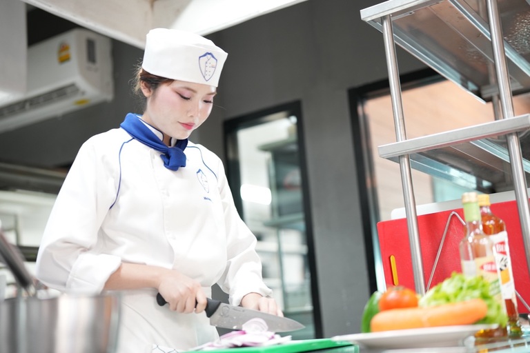 พี่ณิชา ณิชานันทน์ สาขาศิลปะการประกอบอาหารและการจัดการภัตตาคาร จากโรงเรียนสารวิทยา